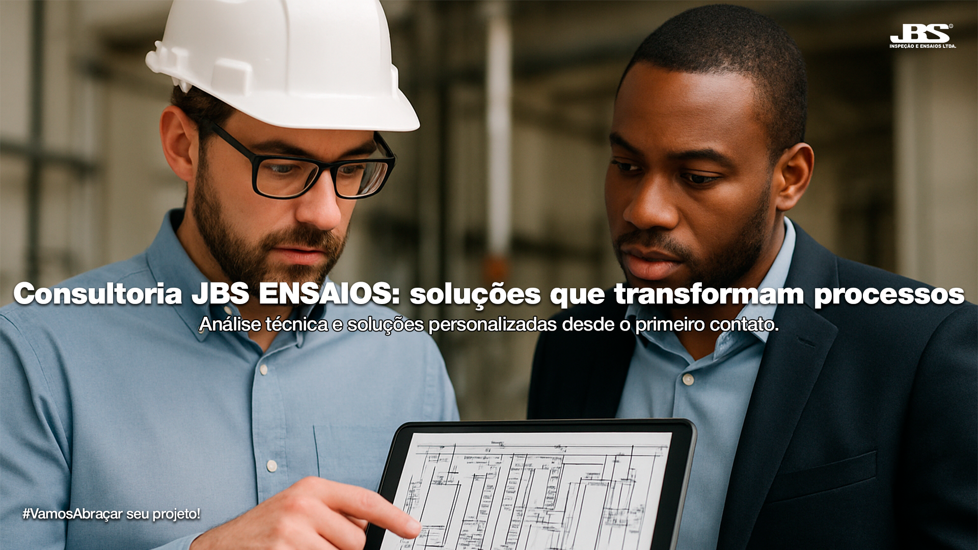 Dois profissionais analisam projeto técnico em tablet durante consultoria de Ensaios Não Destrutivos da JBS Ensaios.