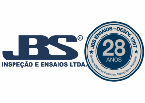 Logo da JBS ENSAIOS com selo comemorativo de 28 anos, destacando a atuação desde 1997 na inspeção e ensaios não destrutivos.